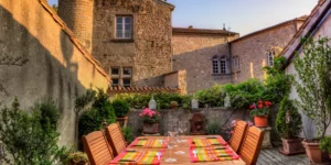 Terrasse tropézienne avec vue sur les propriétés voisines