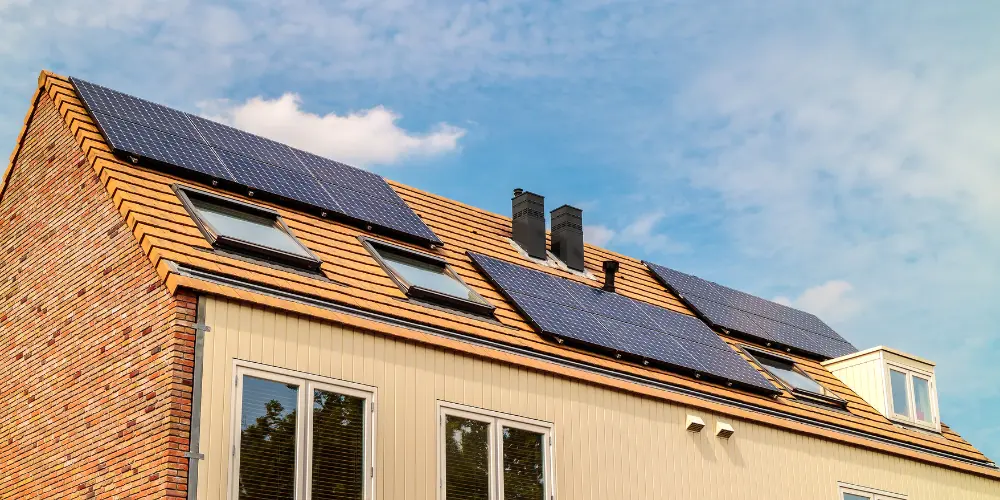 Panneau solaire intégré à la toiture : le guide pour tout savoir
